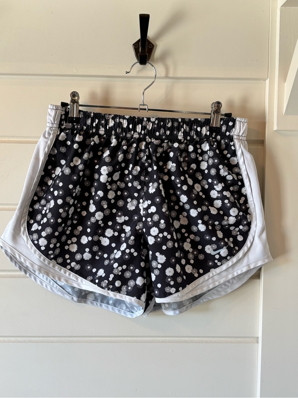Nike Dri-Fit Womens Black/Grey/White Floral Athletic Running Shorts  Sz M
